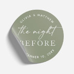 Adesivo Janto de ensaio em Woodland. Sage Green Night Ante<br><div class="desc">Adicione um toque natural e úmido ao seu janto de ensaio com este adesivo verde-redondo sábio com a frase "A Noite Antes". O fundo verde quente e mudo evoca uma vibração rústica da floresta, fazer perfeito para casais planejando ao ar livre, inspirado na natureza, ou casamentos temáticos no jardim de...</div>