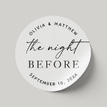 Adesivo Janto de ensaio minimalista | Noite Antes do Scrip<br><div class="desc">Adicione um detalhe moderno e romântico ao seu janto de ensaio de casamento com este elegante adesivo redondo preto e branco com a frase "A Noite Antes" numa letra de na moda. Colocada sobre um fundo branco limpo, essa design minimalista é ideal para temas casuais, boho ou modernos de casamento....</div>