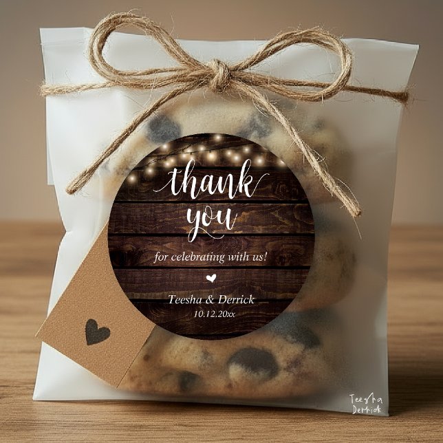 Adesivo Janto Russo Moderno De Casamento Obrigado Presente (Modern Rustic Wedding Dinner Thank You Gifts Classic Round Sticker cute heart Wood String Lights)