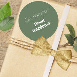 Adesivo Jardineiro Personalizado Nome Funny Gardening<br><div class="desc">Estes autocolantes do jardim exibem as palavras "Jardineiro da Cabeça" na tipografia moderna na moda. Os adesivos verdes e brancos podem ser personalizados com um nome,  fazer presente de novidade ideal para os amantes do jardim.</div>