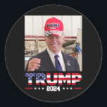 Adesivo Joe Biden Vestindo Um Chapéu De Trump<br><div class="desc">Joe Biden Vestindo Um Chapéu De Trump</div>