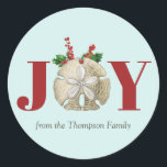 Adesivo Joy Christmas Sand Dollar Holly Berries Coastal<br><div class="desc">Um design de Natal de Joy,  do templo litoral,  com um dólar de areia,  enquadrado com o santo de Natal e as bagas num fundo de turquesa leve. Design festivo perfeito para o Natal.</div>