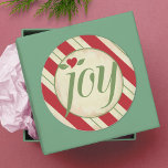 Adesivo Joy Christmas Sticker - Red and Green Strips<br><div class="desc">Termine seus favores e cartões de Natal com esses adesivos festivos do país com "Alegria" em letras verdes de caligrafia moderna,  cercados por riscas rústicas vermelhas e verdes. Projetado para combinar com a coleção de cartões de feriado casados e de Feliz.</div>