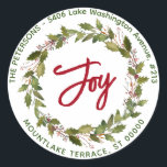 Adesivo Joy Christmas Wreath Holly Berries Endereço de Dev<br><div class="desc">Este adesivo festivo de endereço de retorno apresenta a palavra "Joy" em escrito vermelho no meio de uma coroa de Natal,  Holly e berry,  e seu nome e endereço ao redor dela. Linda expressão para seus envelopes e pacotes para o Natal!</div>