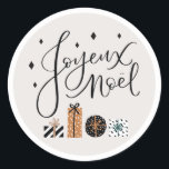 Adesivo Joyeux Noel Merry Christmas Gift Label Sticker<br><div class="desc">Apresente seus presentes e cartões de natal nesta temporada de festas - Este conjunto de adesivos apresenta uma saudação escrita à mão em um presente caprichoso e design de estrelas.</div>