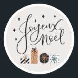 Adesivo Joyeux Noel Merry Christmas Gift Label Sticker<br><div class="desc">Apresente seus presentes e cartões de natal nesta temporada de festas - Este conjunto de adesivos apresenta uma saudação escrita à mão em um presente caprichoso e design de estrelas.</div>