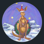 Adesivo Kangaroo Christmas StarNight<br><div class="desc">Parada Animal Canguru Festivo e Presentes e Acessórios para Bebê Roo apresentam nossa adorável Mama Kangaroo e seu quarto de bebê com Papai Noel vermelho. Da parte de trás, a mamãe está vestindo uma enorme coroa sagrada e o bebê ronco espreita. Este canguru bonitinho está em uma paisagem nevada com...</div>