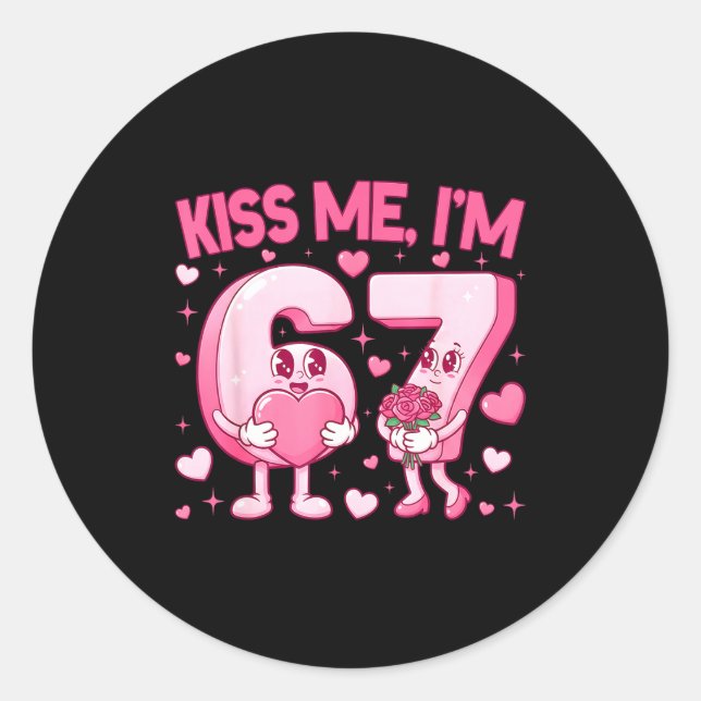 Adesivo Kiss Me I'm 6 7 Cute Funny 67 Meme Birthday Valent (Frente)