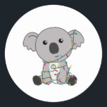 Adesivo Koala Christmas Snow Winter Animais Koalas<br><div class="desc">O Koala para o Natal com luzes de fadas. Animais engraçados com presentes e neve até as férias. Também é engraçado para o Natal em julho. Os coalas são animais doces e perfeitos para o Natal.</div>