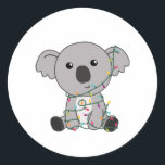Adesivo Koala Christmas Snow Winter Animais Koalas<br><div class="desc">O Koala para o Natal com luzes de fadas. Animais engraçados com presentes e neve até as férias. Também é engraçado para o Natal em julho. Os coalas são animais doces e perfeitos para o Natal.</div>