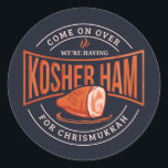 Adesivo Kosher Ham para Chrismukkah Hanukkah<br><div class="desc">Celebre Chanucá com orgulho e humor enquanto se reúne com toda a família. Este design gráfico do festival faz um presente perfeito para os feriados.</div>