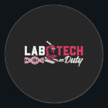 Adesivo Lab Tech On Duty Laboratory Technician Science<br><div class="desc">Este divertido design de um técnico de laboratório para mulheres e homens que amam seu trabalho de laboratório e químico. Mostre que você é um técnico de laboratório orgulhoso. No motivo do laboratório está a citação da Lab Tech On Duty.</div>
