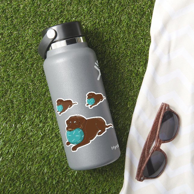 Adesivo Labrador Chocolate com Bola Cartoon (HydroFlask Insitu)