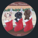 Adesivo Labrador Retriever Puppia Pintura de Natal<br><div class="desc">Pintura Whimsical e fofa do Labrador Retriever pintada por Naomi Ochiai, do Japão. Todas as três cores de Black Labrador Puppy e Chocolate Labrador Puppy e Yellow Labrador Puppy são pintadas na foto. Eles estão tocando em suas colchões de Papais noeis vermelhos penduradas na bem decorada lareira. Pintura de Natal...</div>