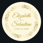 Adesivo Lacy Dourada Filigree Elegant Cream Wedding Favor<br><div class="desc">Estes belos adesivos apresentam texto dourado sobre fundo creme ou marfim com borda floral de folha de ouro. O texto é totalmente personalizável e contém os nomes dos casais de casamento e a data do casamento. Excelente como etiqueta de favor!</div>