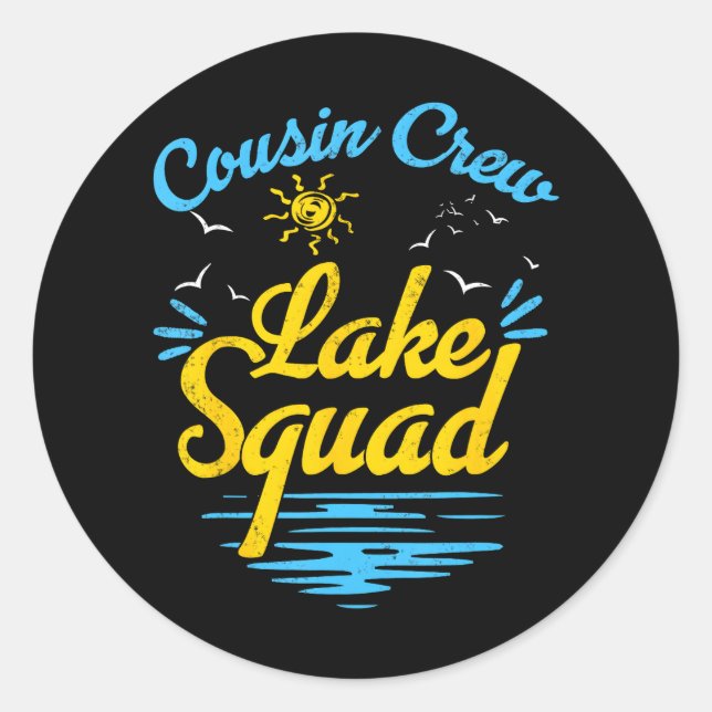 Adesivo Lago Cousin Crew Lake Squad Férias Familiares Engr (Frente)