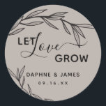 Adesivo Laurel Deixa O Amor Crescer Casamento<br><div class="desc">Um adesivo de pedra terrestre com folhas de louros,  que o amor cresça na escrita e na fonte moderna. Excelente do selo do favor do casamento</div>