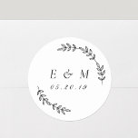 Adesivo Laurel Wreath Wedding Monograma<br><div class="desc">Etiquetas/rótulos circulares,  concebidos por medida personalizada,  com uma coroa elegante de louros desenhados à mão. Personalize com as iniciais/monograma e data de casamento do casal/noiva e noiva. Esses adesivos/rótulos modernos e elegantes são perfeitos para adicionar um toque de estilo aos envelopes de casamento,  convites,  presentes,  favores e muito mais!</div>