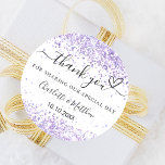 Adesivo Lavanda violeta branca obrigado de casamento<br><div class="desc">Um fundo branco na moda com confete roxo. Personalize e adicione seus nomes e data de casamento. Com o texto: Obrigado por compartilhar nosso dia especial.</div>