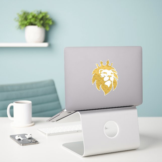Adesivo Leão com Coroa - Estilo Dourado 1 (Laptop na mesa)