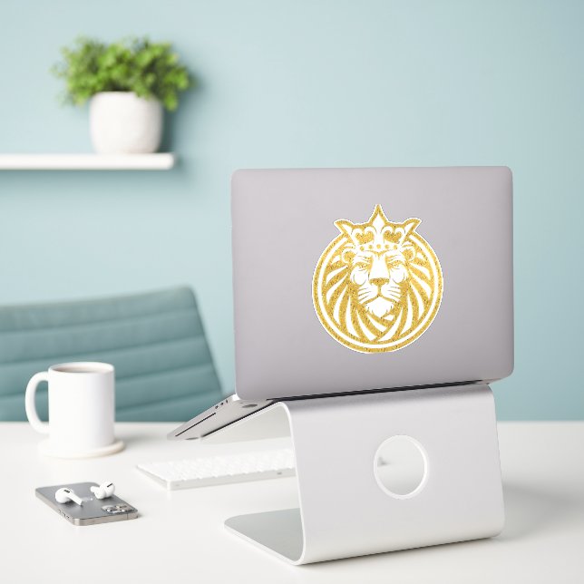 Adesivo Leão com Coroa - Estilo Dourado 4 (Laptop na mesa)