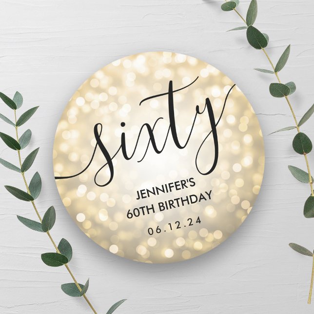 Adesivo Leitura Dourada de Script Moderno Luz 60. º Aniver (Modern Script Gold Glitter Lights 60th Birthday Classic Round Sticker)
