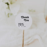 Adesivo Letra Moderna Obrigado Favor De Casamento<br><div class="desc">Este moderno obrigado de inscrição retrógrada, o favor de um adesivo redondo clássico é perfeito para o seu único e trendy simples casamento boêmico de verão. A inscrição é um na moda preto, fonte chic 70's boho que dá a este design clássico vibração mínima hippie hippie. Você pode adicionar seus...</div>