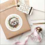 Adesivo Lhasa Apso Christmas Wreath Festivo Pup<br><div class="desc">Procurando o presente de Natal perfeito para seu amigo peludo? Nosso presente de Natal é o que você precisa! Com um tema de Natal encantador, é o presente ideal para o seu querido animal de estimação. Quer você seja uma mãe de cachorro, pai de cachorro, ou simplesmente um amante de...</div>