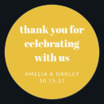 Adesivo Lindo Agradecimento de Chuveiro de Casal Amarelo P<br><div class="desc">Expresse sua gratidão com estilo com esses adesivos vibrantes amarelos "Obrigado", apresentando tipografia em negrito e texto personalizável. Perfeitos para selar sacolas de brindes, personalizar caixas de presentes ou adicionar um toque alegre à decoração do evento, esses adesivos são ideais para casamentos, chá de noiva ou qualquer celebração. Com seu...</div>