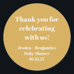 Adesivo Lindo agradecimento personalizado para chá de bebê<br><div class="desc">Adesivo redondo clássico de agradecimento personalizado para chá de bebê amarelo empoeirado moderno</div>