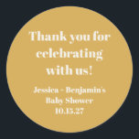 Adesivo Lindo agradecimento personalizado para chá de bebê<br><div class="desc">Adesivo redondo clássico de agradecimento personalizado para chá de bebê amarelo empoeirado moderno</div>