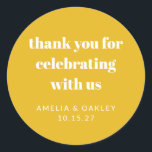 Adesivo Lindo Obrigado Personalizado Amarelo Casal Chuva<br><div class="desc">Expresse sua gratidão com estilo com esses adesivos vibrantes amarelos "Obrigado", apresentando tipografia em negrito e texto personalizável. Perfeitos para selar sacolas de brindes, personalizar caixas de presentes ou adicionar um toque alegre à decoração do evento, esses adesivos são ideais para casamentos, chá de noiva ou qualquer celebração. Com seu...</div>