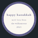 Adesivo Linhas nas Estrelas do Hanukkah Modernas e Azuis E<br><div class="desc">Mande seus desejos de Chanucá em estilo com este adesivo elegante com um padrão moderno de estrelas judaicas em azul e branco vibrantes. Personalizado com sua foto, saudação e nome, é o toque festivo perfeito para presentes, envelopes ou favoritos para festas para compartilhar a alegria da temporada com amigos e...</div>