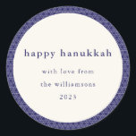 Adesivo Linhas nas Estrelas do Hanukkah Modernas e Azuis E<br><div class="desc">Mande seus desejos de Chanucá em estilo com este adesivo elegante com um padrão moderno de estrelas judaicas em azul e branco vibrantes. Personalizado com sua foto, saudação e nome, é o toque festivo perfeito para presentes, envelopes ou favoritos para festas para compartilhar a alegria da temporada com amigos e...</div>