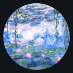 Adesivo Lírios de Água Rosa Monet<br><div class="desc">Um adesivo com água cor-de-rosa monet apresenta lírios de água rosa lindos flutuando em um lago azul calmo com almofadas de lírios. Um presente de Monet excelente para fãs do impressionismo e da arte francesa. Inimpressionismo sereno na natureza com lindas flores e paisagem de lagoas cênicas.</div>