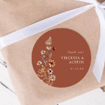 Adesivo liso de Terracotta Floral<br><div class="desc">Terracotta Floral Clássica Redonda. Este na moda e elegante obrigado de casamento que você enveloz o adesivo redondo clássico do selo contém lindas flores de aquarela pintadas manualmente organizadas como um buquê adorável perfeito para primavera, verão ou casamentos outono. Encontre itens correspondentes na Coleção de Casamentos de Terracotta Boho Wildflower....</div>