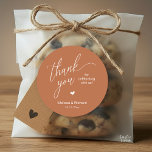 Adesivo Little Cute Heart Modern Minimal Wedding Gifts<br><div class="desc">Modern Sweet Wedding Minimalist Thank You Gifts Classic favor Round Sticker,  in classy handwriting script,  cute little red heart,  with bride and groom name and date,  in copper brown terracotta.</div>