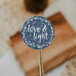 Adesivo Love & Light Bokeh Hanukkah<br><div class="desc">Feliz Hanukkah! Adicione o toque perfeito de acabamento aos seus envelopes ou presentes com estes adesivos festivos. Design apresenta um fundo azul de boque,  quadro branco estrelado e "Amor e Luz" em texto branco de bruxaria.</div>