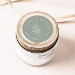 Adesivo Lua Elegante e Estrelas Sage - Favor do Casamento<br><div class="desc">Adicione um toque personalizado aos seus envelopes, favores de casamento, e muito mais com estas luas Elegantes e Estrelas sageiam adesivos verdes de casamento. A design apresenta uma ilustração de uma linha branca de uma lua adornada com estrelas e folhagem sobre um fundo verde sábio. Seus nomes e data de...</div>