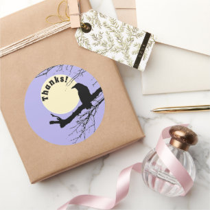 Adesivo Lua Raven em um galho com fundo roxo