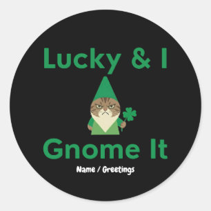 Adesivo Lucky & I Gnome It Engraçado Gato Sarcástico St P