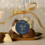 Adesivo Luzes Azuis Elegantes Faux Dourado Obrigado<br><div class="desc">Este adesivo agradecido apresenta cordas de luzes e as palavras "Obrigado" em folha de ouro falsa contra um fundo azul escuro. É um adesivo versátil que pode ser usado para qualquer evento, incluindo um casamento. Veja o convite correspondente e itens como convites e carimbos aqui https://www.zazzle.com/collections/strings_of_lights_faux_gold_celebration_collection-119311942951401241?rf=238364477188679314 Personalize-o com seus detalhes...</div>