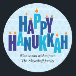 Adesivo Luzes de velas de Hanukkah azuis<br><div class="desc">A saudação "Feliz Chanucá" é expressa em cores azuis tonais neste adesivo. As letras empilhadas servem como uma menorah com pequenas chamas queimando sobre nove "letras de vela". O fundo azul pálido é feito de Estrelas de David que se cruzam. Adicione sua própria mensagem abaixo ou exclua o texto do...</div>