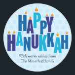 Adesivo Luzes de velas de Hanukkah azuis<br><div class="desc">A saudação "Feliz Chanucá" é expressa em cores azuis tonais neste adesivo. As letras empilhadas servem como uma menorah com pequenas chamas queimando sobre nove "letras de vela". O fundo azul pálido é feito de Estrelas de David que se cruzam. Adicione sua própria mensagem abaixo ou exclua o texto do...</div>