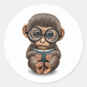 Adesivo Macaco-bebê bonito lendo um livro sobre branco