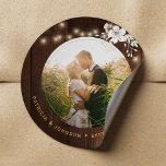 Adesivo Madeira personalizada com fotografia de casamento<br><div class="desc">Foto russa de casamento cria sua própria etiqueta de presente ou selo de envelope com um pequeno buquê de flores brancas sobre uma madeira marrom escura com luzes de cordas. Fácil de personalizar com o seu texto e fotografia! Perfeito para um país rústico caseiro no inverno no verão ou no...</div>