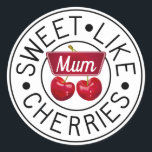 Adesivo MÃE DE CHERRIES DE DOCE Carimbo de Vintage Persona<br><div class="desc">Criação clássica inteligente de vintagens, com motif de cereja pintada digitalmente e carimbo de tipografia da linha preta "Cereja Como Cerejas". O motivo está sobreposto com um rótulo vermelho de cereja para personalizar a 'Mãe' com o nome afetuoso que você usa para sua adorável mãe ou figura mãe para fazê-la...</div>