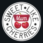 Adesivo MÃE DE CHERRIES DE DOCE Carimbo de Vintage Persona<br><div class="desc">Criação clássica inteligente de vintagens, com motif de cereja pintada digitalmente e carimbo de tipografia da linha preta "Cereja Como Cerejas". O motivo está sobreposto com um rótulo vermelho de cereja para personalizar a 'Mãe' com o nome afetuoso que você usa para sua adorável mãe ou figura mãe para fazê-la...</div>