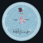 Adesivo Magic and Wonder Christmas Snowman Blue ID440<br><div class="desc">Bonita design de Natal redonda com um boneco de neve estilizado, enquadrada em branco sobre um quadro azul esparramado com flocos de neve e estrelas. A tipografia de tendências de 'Magic and Wonder' completa a design. Adicione seu nome para personalizar é preferido. Procure ID440 para ver outros produtos de coordenação...</div>