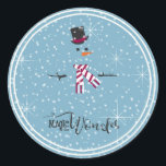 Adesivo Magic and Wonder Christmas Snowman Blue ID440<br><div class="desc">Bonita design de Natal redonda com um boneco de neve estilizado, enquadrada em branco sobre um quadro azul esparramado com flocos de neve e estrelas. A tipografia de tendências de 'Magic and Wonder' completa a design. Adicione seu nome para personalizar é preferido. Procure ID440 para ver outros produtos de coordenação...</div>